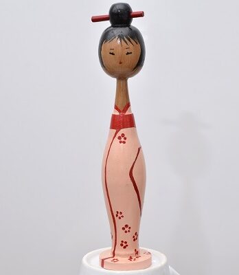 Sprzedane – Lalka drewniana w stylu kokeshi – Sakura – 19 cm