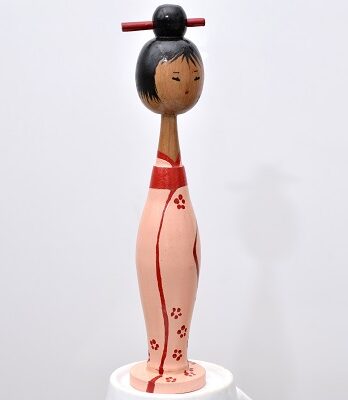 Sprzedane – Lalka drewniana w stylu kokeshi – Sakura – 19 cm