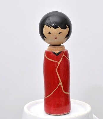 Sprzedane – Drewniana laleczka w stylu kokeshi – Kumiko – 9 cm