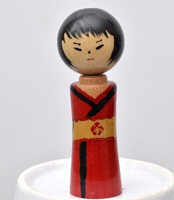 Drewniana laleczka w stylu kokeshi – Sadako – 7 cm