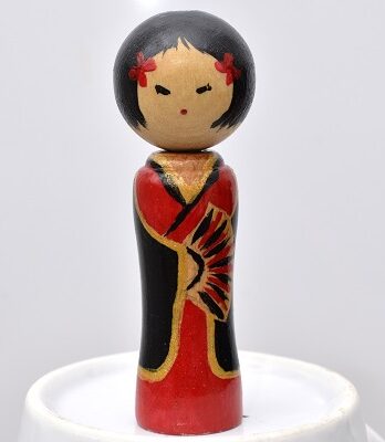 Sprzedane – Drewniana laleczka w stylu kokeshi – Nanako – 7,5 cm