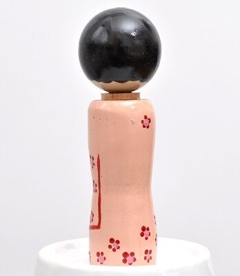 Drewniana laleczka w stylu kokeshi – Yasuko – 9 cm