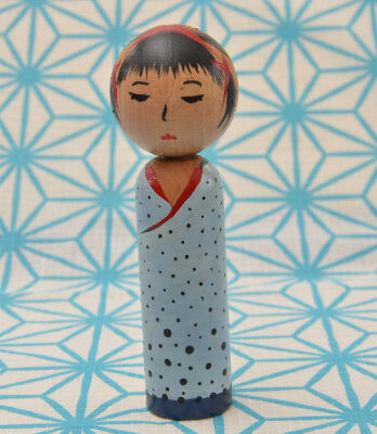 Lalka drewniana w stylu kokeshi – Yuki – 13 cm