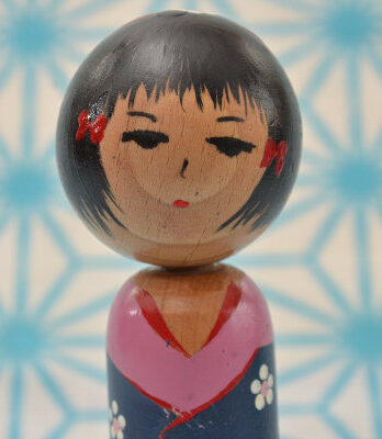 Lalka drewniana w stylu kokeshi – Atsuko – 13 cm