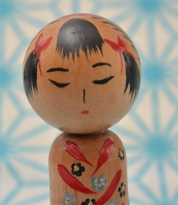 Lalka drewniana w stylu kokeshi – Umeko – 13 cm