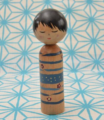 Lalka drewniana w stylu kokeshi – Ajisai – 13 cm