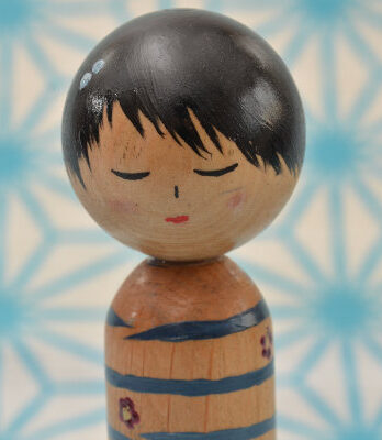 Lalka drewniana w stylu kokeshi – Ajisai – 13 cm
