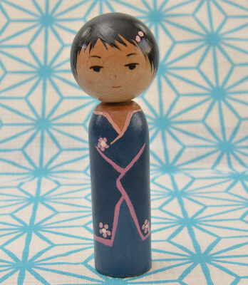 Lalka drewniana w stylu kokeshi – Sakura – 13 cm