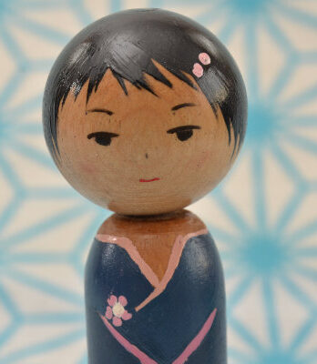 Lalka drewniana w stylu kokeshi – Sakura – 13 cm