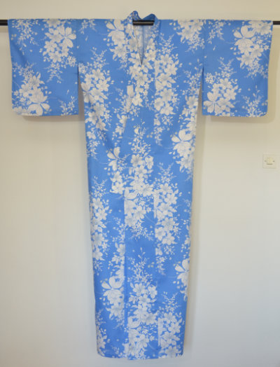 yukata w kolorze jasno niebieskim